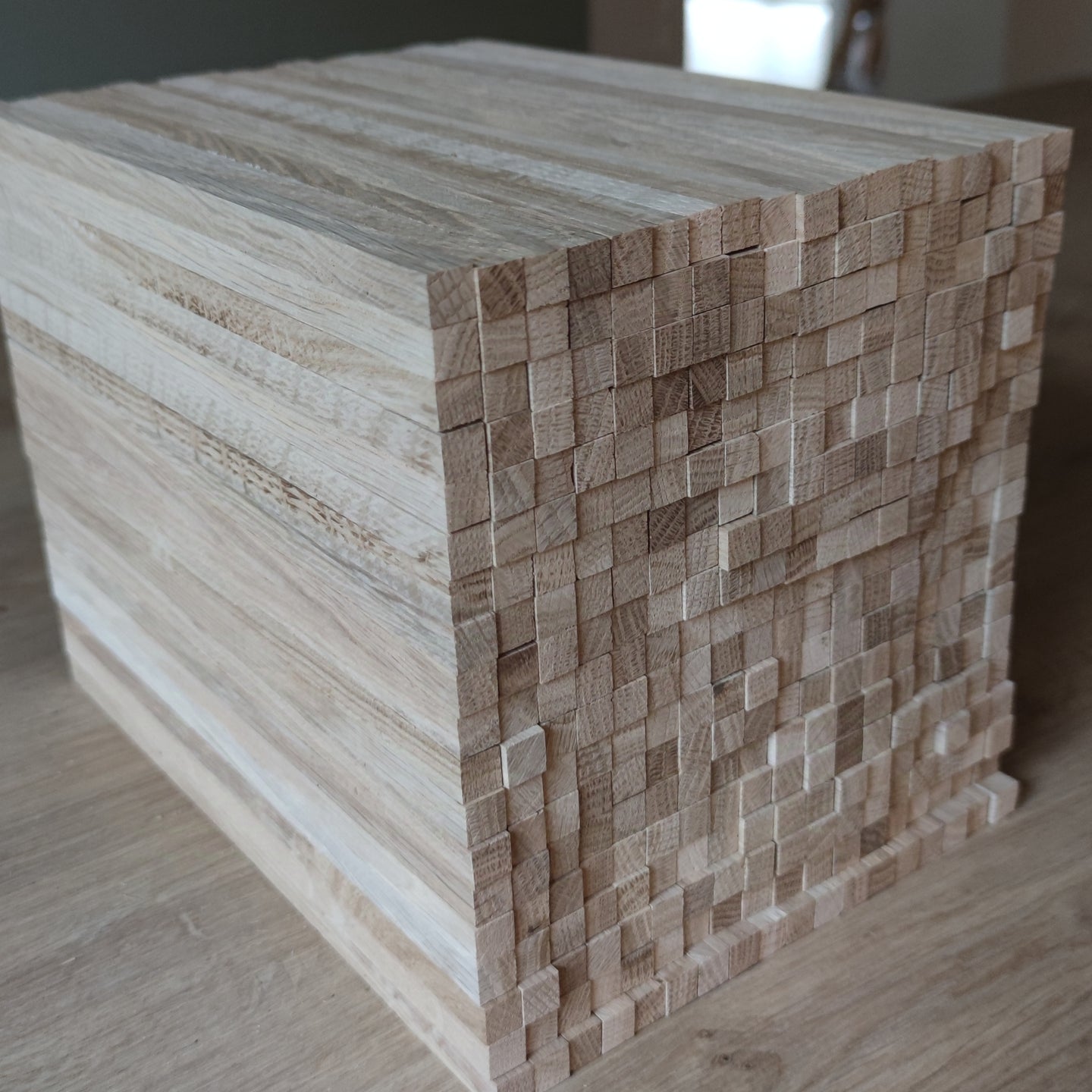 Hochwertige Holzsticks von Easy-Sticks, Eiche Schmal, 25 cm Länge. Die abgebildeten Stäbchen sind perfekt für Bastelprojekte geeignet und bieten eine saubere, rinde-freie Verarbeitung. Ideal für kreative Bastelideen.