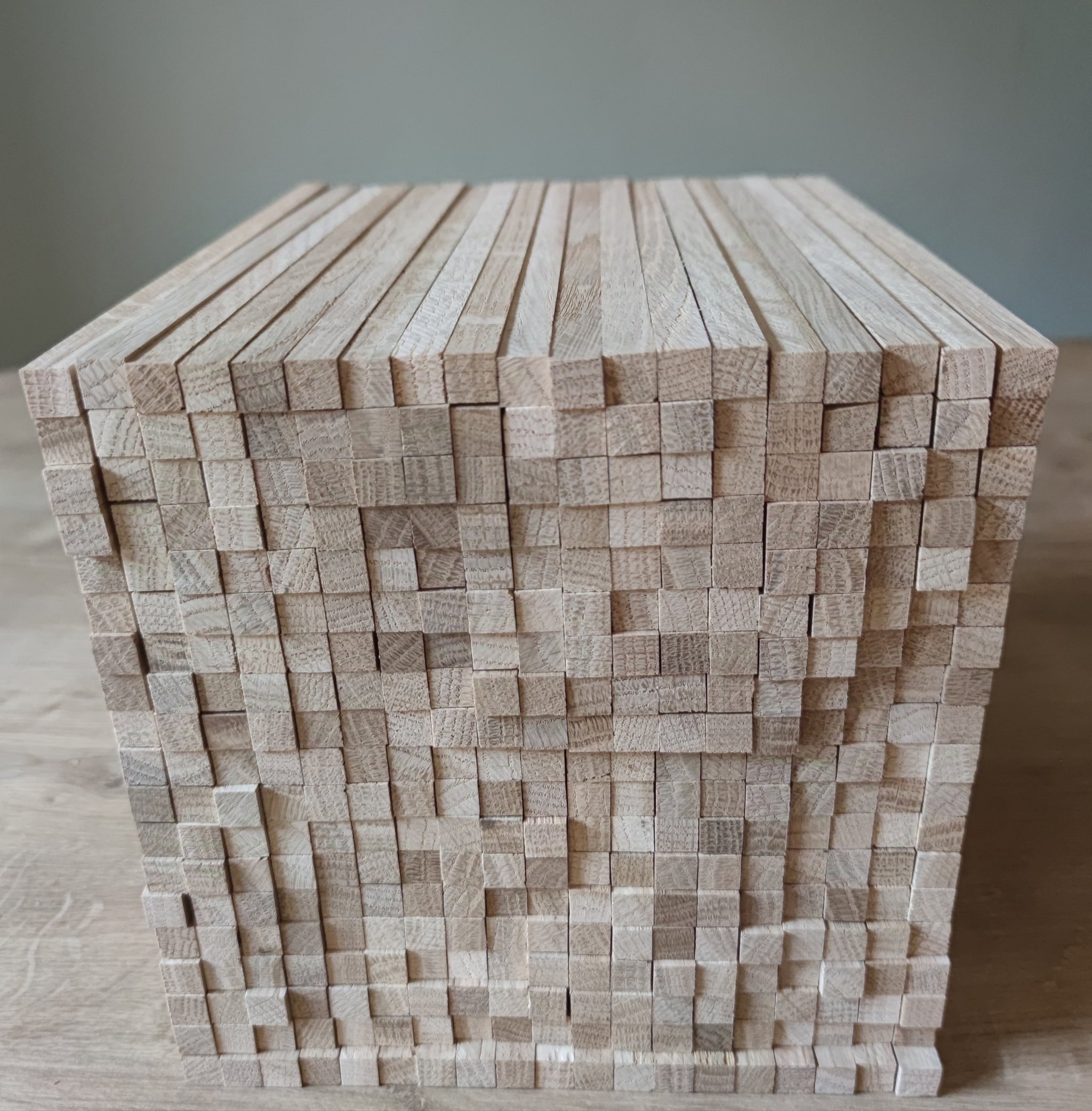 Easy-Sticks 4.0 Schmal von Easy-Sticks, eine Anordnung hochwertiger Eichenholzstäbchen in natürlichem Farbton, perfekt für kreative Bastelprojekte mit sauberen Kanten.
