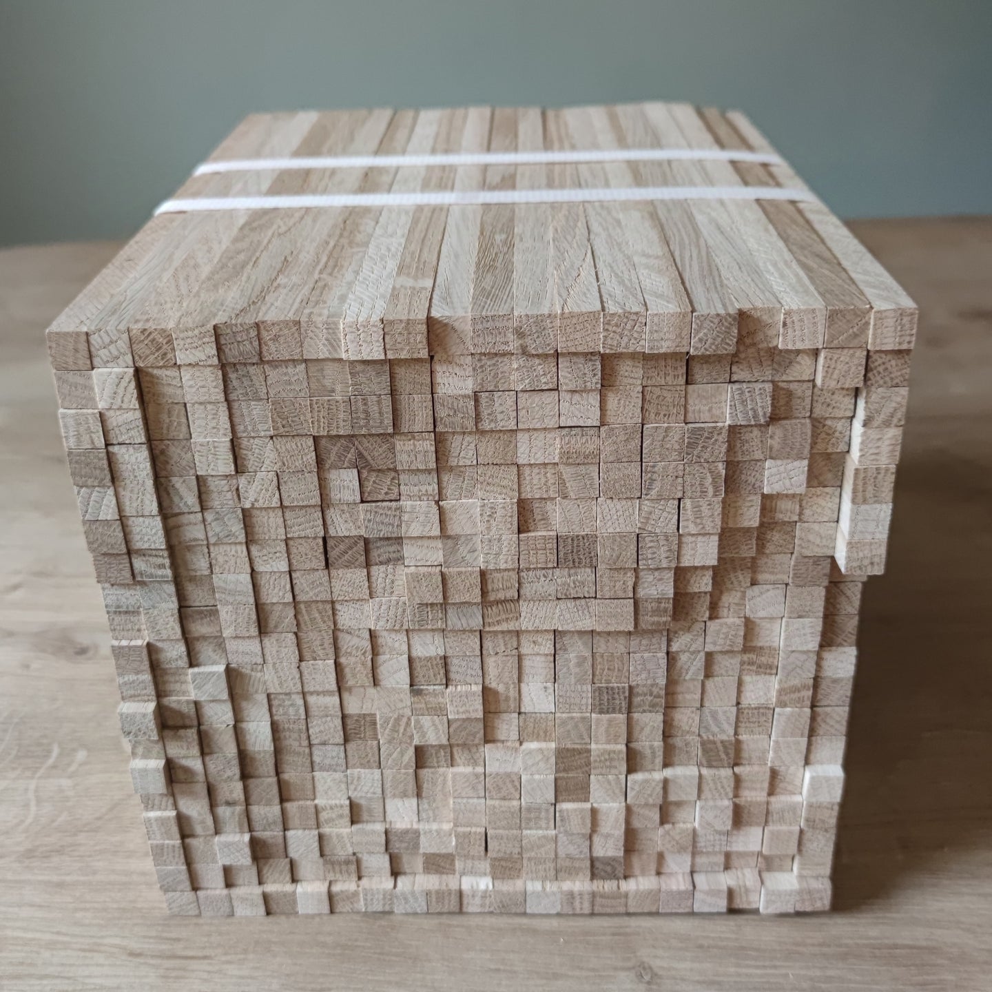 Kreative Bastelmaterialien von Easy-Sticks: Eine kompakte Box mit schmalen Eichenstäbchen, ideal für Bastelprojekte mit einer Länge von 25 cm.
