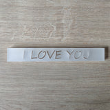 Nahaufnahme des Acrylklötzchens 'I LOVE YOU' von Easy-Sticks auf einer Holzoberfläche, vielseitige Dekorationsidee.