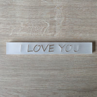 Nahaufnahme des Acrylklötzchens 'I LOVE YOU' von Easy-Sticks auf einer Holzoberfläche, vielseitige Dekorationsidee.