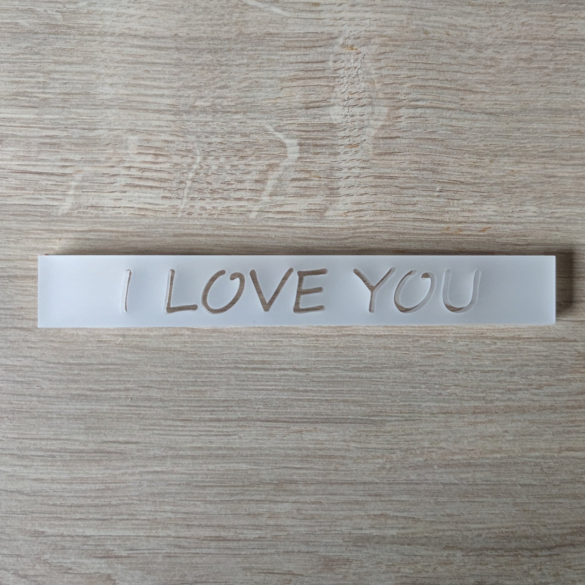Nahaufnahme des Acrylklötzchens 'I LOVE YOU' von Easy-Sticks auf einer Holzoberfläche, vielseitige Dekorationsidee.