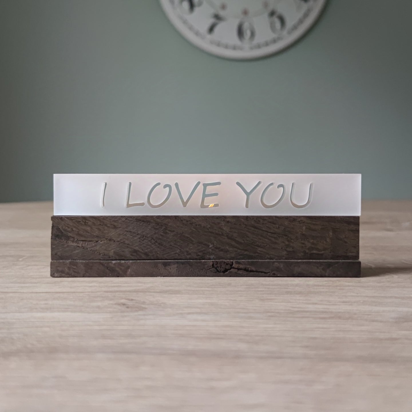 Elegantes Acrylklötzchen von Easy-Sticks mit der Aufschrift 'I LOVE YOU', perfekt als Dekoration für romantische Anlässe.