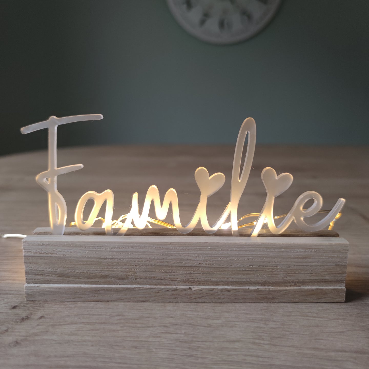 Stylischer Easy-Sticks Acryl Aufsteller mit dem Schriftzug 'Familie', beleuchtet mit warmem Licht, ideal zur Dekoration für das Zuhause.