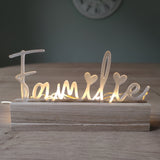 Stylischer Easy-Sticks Acryl Aufsteller mit dem Schriftzug 'Familie', beleuchtet mit warmem Licht, ideal zur Dekoration für das Zuhause.