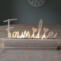 Stylischer Easy-Sticks Acryl Aufsteller mit dem Schriftzug 'Familie', beleuchtet mit warmem Licht, ideal zur Dekoration für das Zuhause.