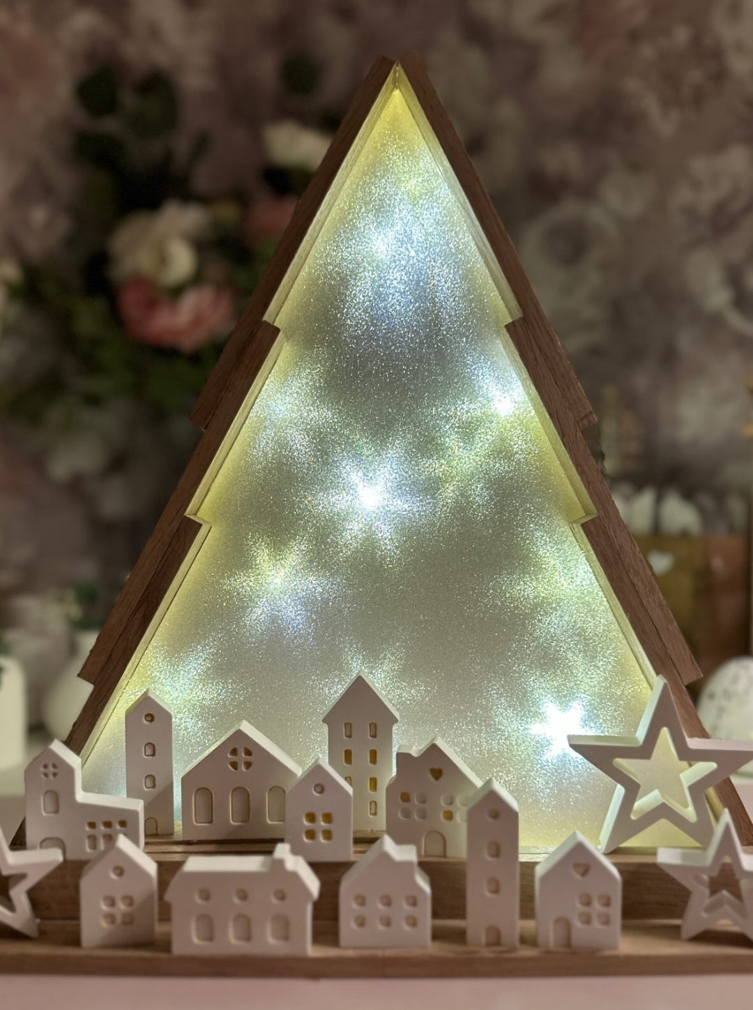 Dekorative Laterne in Form eines Weihnachtsbaums mit 3D-Glimmereffekt-Folie von easy-sticks, die ein warmes Lichtspiel erzeugt.