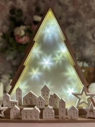 Dekorative Laterne in Form eines Weihnachtsbaums mit 3D-Glimmereffekt-Folie von easy-sticks, die ein warmes Lichtspiel erzeugt.