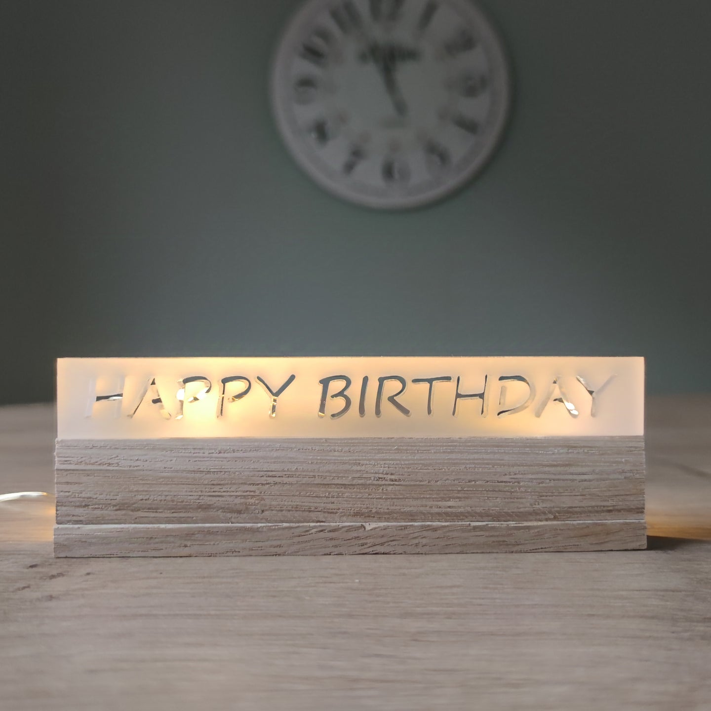 Easy-Sticks Acryl Satiniert - HAPPY BIRTHDAY, leuchtend mit dem eingravierten Text 'HAPPY BIRTHDAY' auf einer Holzplatte, perfektes Dekor für Geburtstagsfeiern.