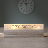 Easy-Sticks Acryl Satiniert - HAPPY BIRTHDAY, leuchtend mit dem eingravierten Text 'HAPPY BIRTHDAY' auf einer Holzplatte, perfektes Dekor für Geburtstagsfeiern.