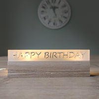 Easy-Sticks Acryl Satiniert - HAPPY BIRTHDAY, leuchtend mit dem eingravierten Text 'HAPPY BIRTHDAY' auf einer Holzplatte, perfektes Dekor für Geburtstagsfeiern.