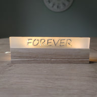 Schönes Acrylschild mit dem Schriftzug 'FOREVER', gefertigt aus satinierendem Acryl von Easy-Sticks, perfekt für Dekoration oder als Geschenk.