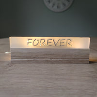 Schönes Acrylschild mit dem Schriftzug 'FOREVER', gefertigt aus satinierendem Acryl von Easy-Sticks, perfekt für Dekoration oder als Geschenk.