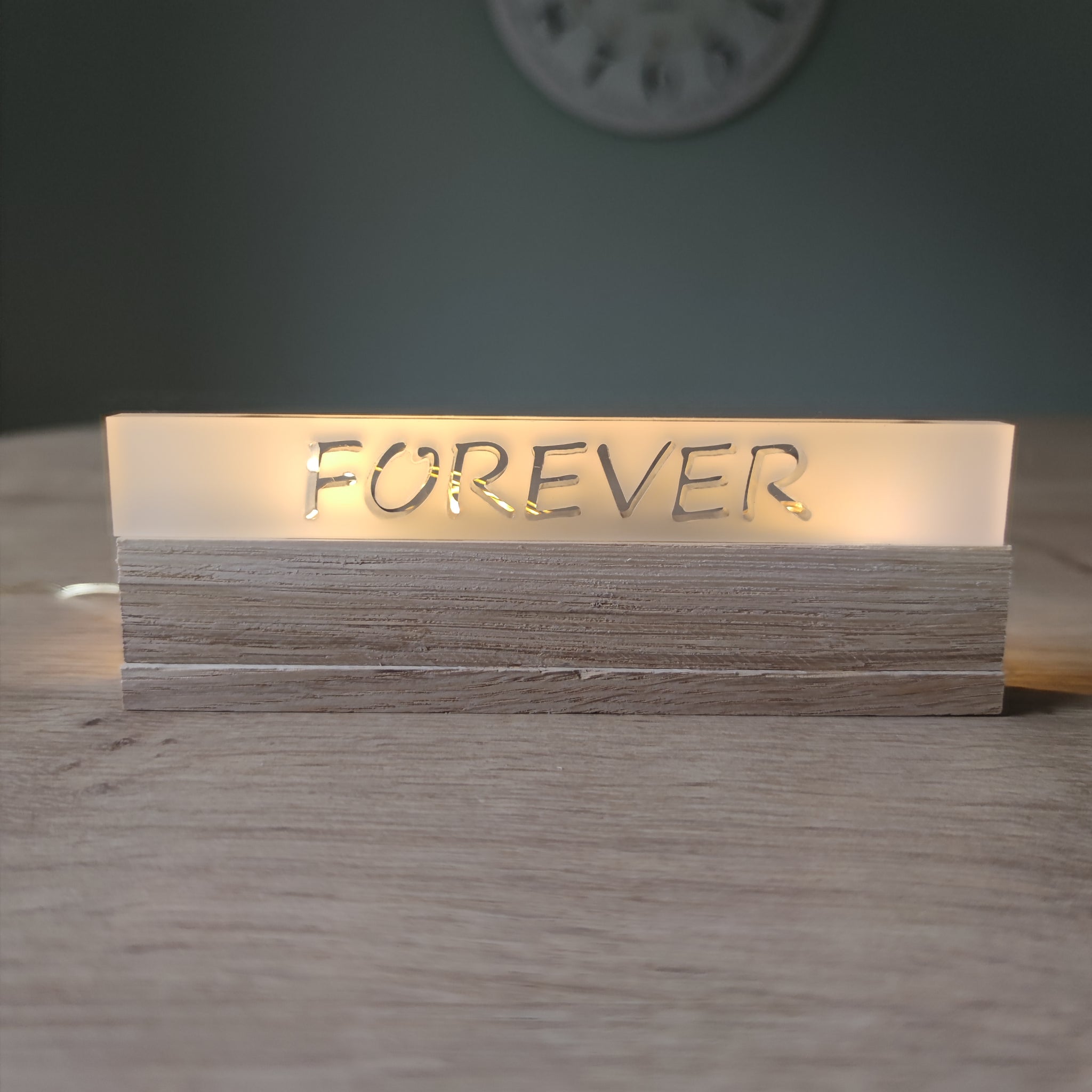 Schönes Acrylschild mit dem Schriftzug 'FOREVER', gefertigt aus satinierendem Acryl von Easy-Sticks, perfekt für Dekoration oder als Geschenk.