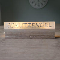 Beleuchtetes Schutzengel Acryl-Schild von Easy-Sticks, warmes Licht durchscheint satiniertes Acryl, stilvolle Deko für Zuhause.