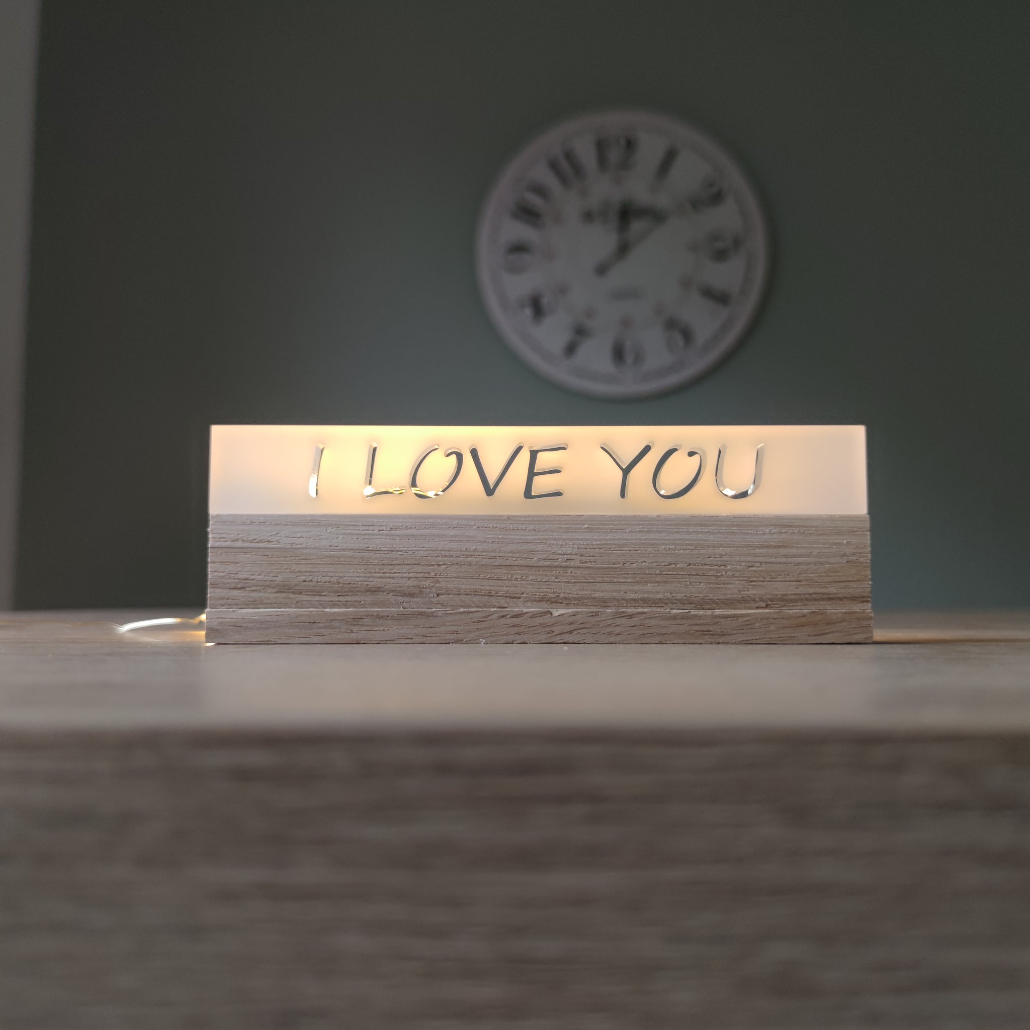 Beleuchtetes Acrylklötzchen 'I LOVE YOU' von Easy-Sticks mit sanftem Licht, ideal für eine romantische Atmosphäre.