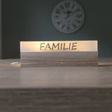 Stilvolle Acryl Easy-Sticks "Familie" von Easy-Sticks, elegant beleuchtet und auf einem Holzsockel präsentiert. Ideal für Wohnräume und kreative Dekoration.