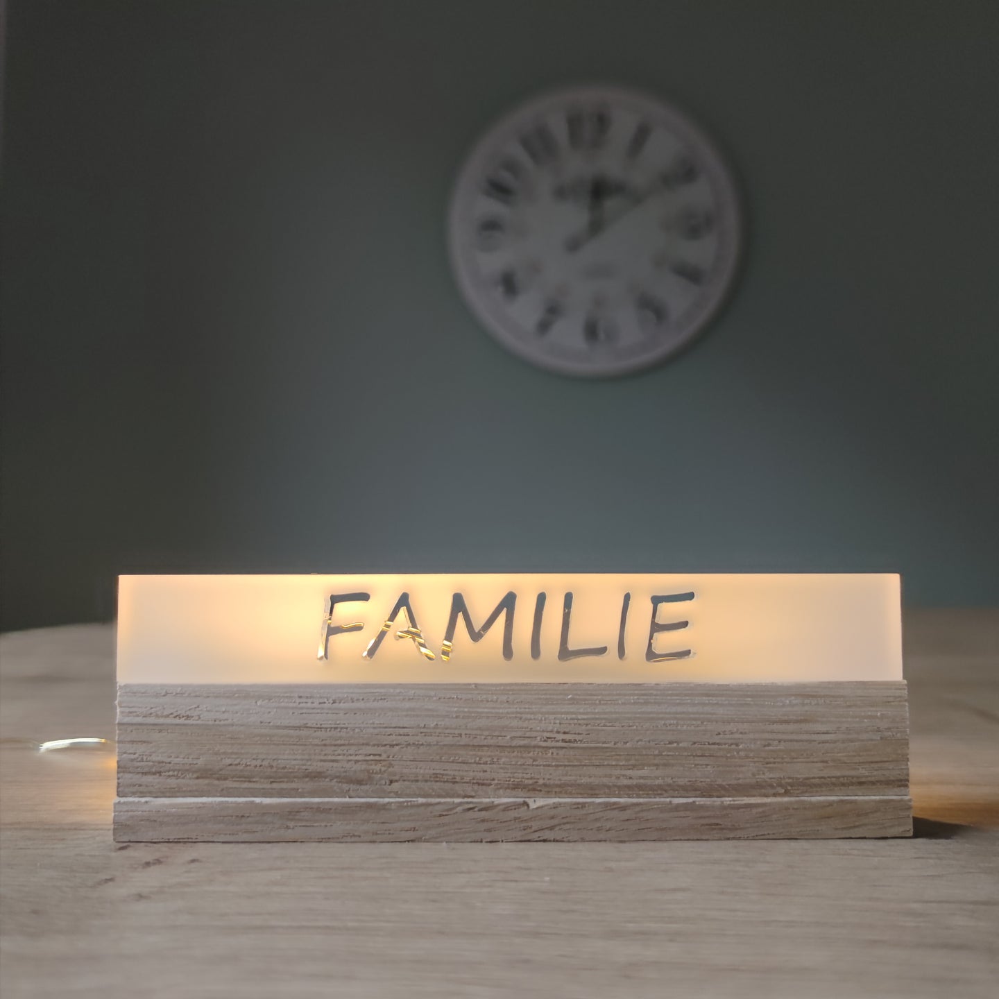 Acryl Easy-Sticks "Familie" von Easy-Sticks, stilvolle dekorative Elemente mit satiniertem Design, präsentiert auf einem Holzsockel, beleuchtet und perfekt für Heimdekoration, die die Botschaft der Familie feiert.