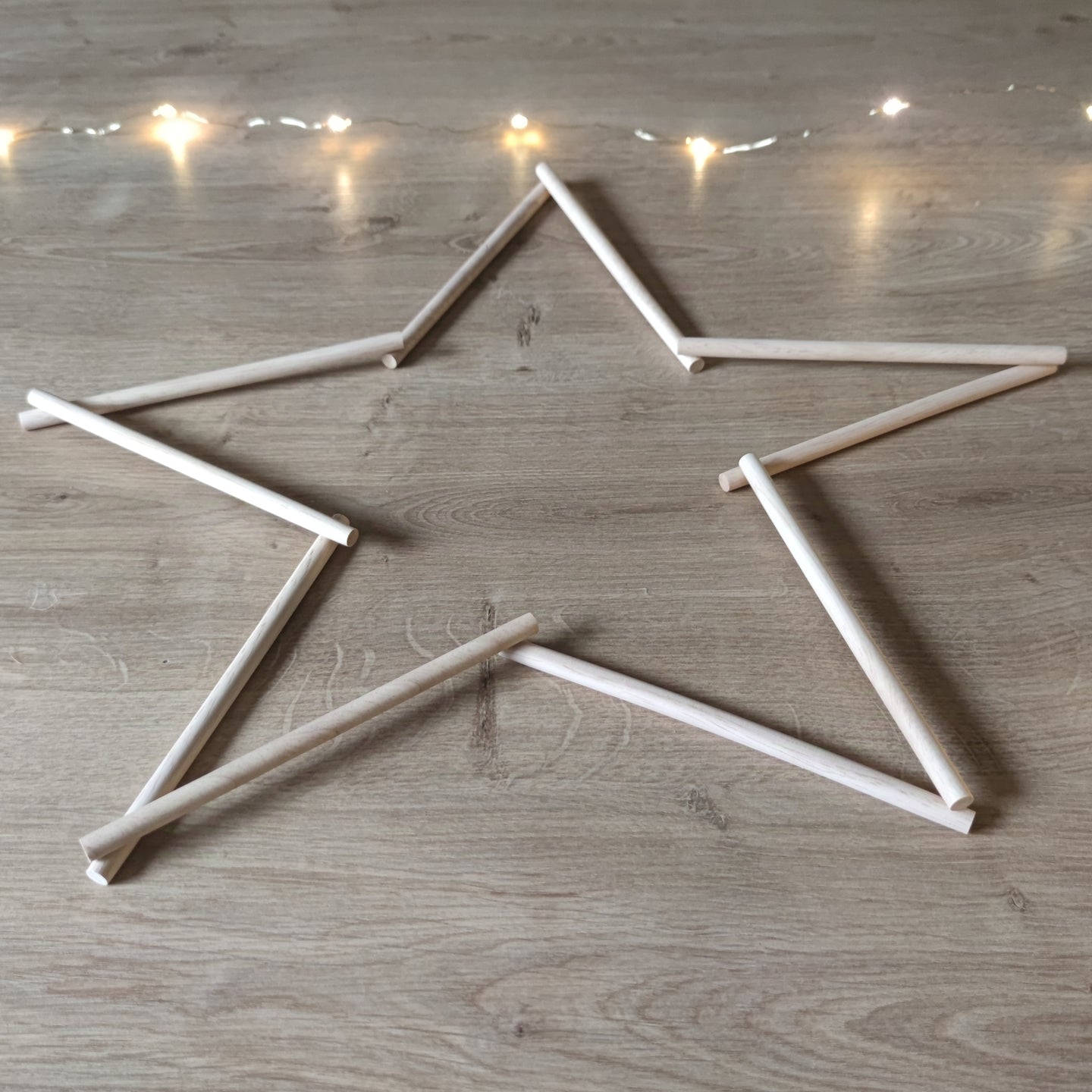 Die Easy-Sticks 5.0 Rund von Easy-Sticks sind in Form eines Sterns angeordnet, ideal für Bastelideen und kreativ gestaltete Dekorationen.