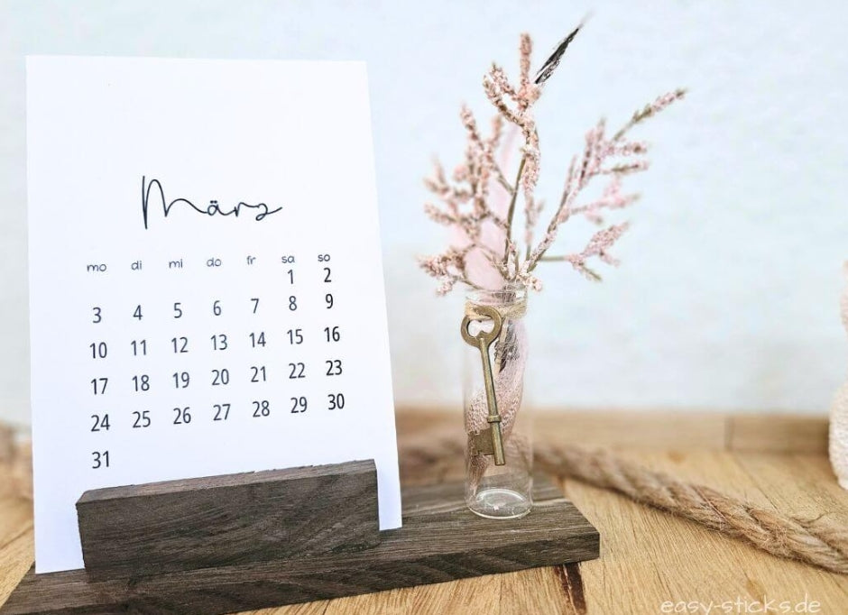 Stylischer Monatskalender für März 2025 von easy-sticks, modern und minimalistisch, perfekt für den Schreibtisch.