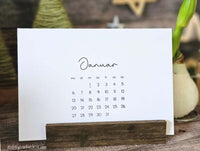 Ansprechender Januar 2025 Kalender von easy-sticks, stilvoll präsentiert auf einem Holzständer, ideal für persönliche Planung.