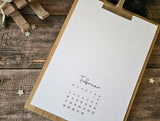 Schlichter Februar 2025 Kalender von easy-sticks, festgehalten auf einer Klemmbrett-Präsentation, ideal für kreative Gestaltung.