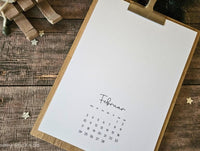 Schlichter Februar 2025 Kalender von easy-sticks, festgehalten auf einer Klemmbrett-Präsentation, ideal für kreative Gestaltung.