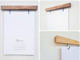 Kreativer DIY Kalender für Februar 2025 von easy-sticks, hängend präsentiert mit modernem Holzdesign, perfekt für jeden Raum.