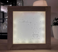 Eine kreative Lichtbox mit dem Text 'Du bist mir wichtelig' und einer niedlichen Wichtelfigur, perfekt für Bastelfans, entworfen von easy-sticks in der PDF Druckvorlage 'Du bist mir wichtelig'.