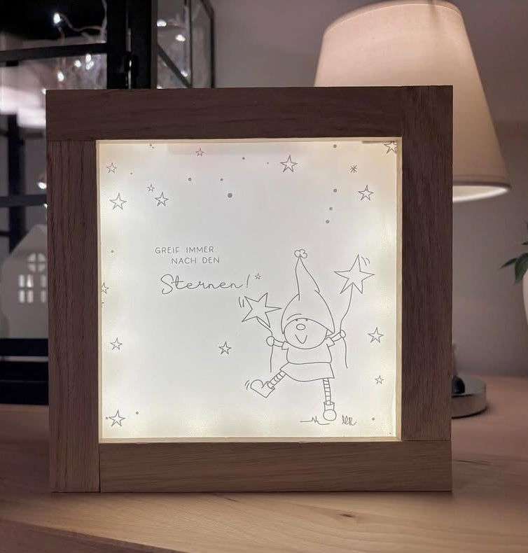 Ein gemütliches Lichtbox-Design mit dem Spruch 'Greif immer nach den Sternen!' und einem fröhlichen Wichtel, ideal für DIY-Projekte von easy-sticks aus der PDF Druckvorlage 'Du bist mir wichtelig'.