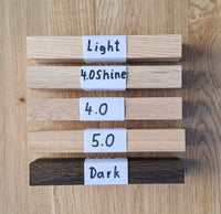 Easy-Sticks Muster Set neben hellem Holzuntergrund, zeigt verschiedene Holzvarianten: Light, 4.0Shine, 4.0, 5.0 und Dark, perfekt für Holzliebhaber.
