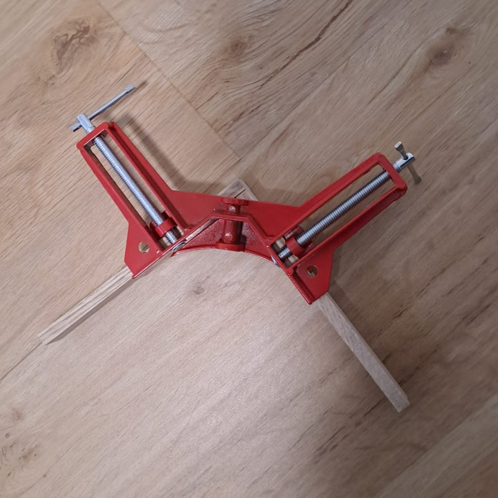 Praktischer Winkelspanner von Easy-Sticks auf Holzoberfläche, ideal für DIY-Projekte mit präzisen Winkeln.