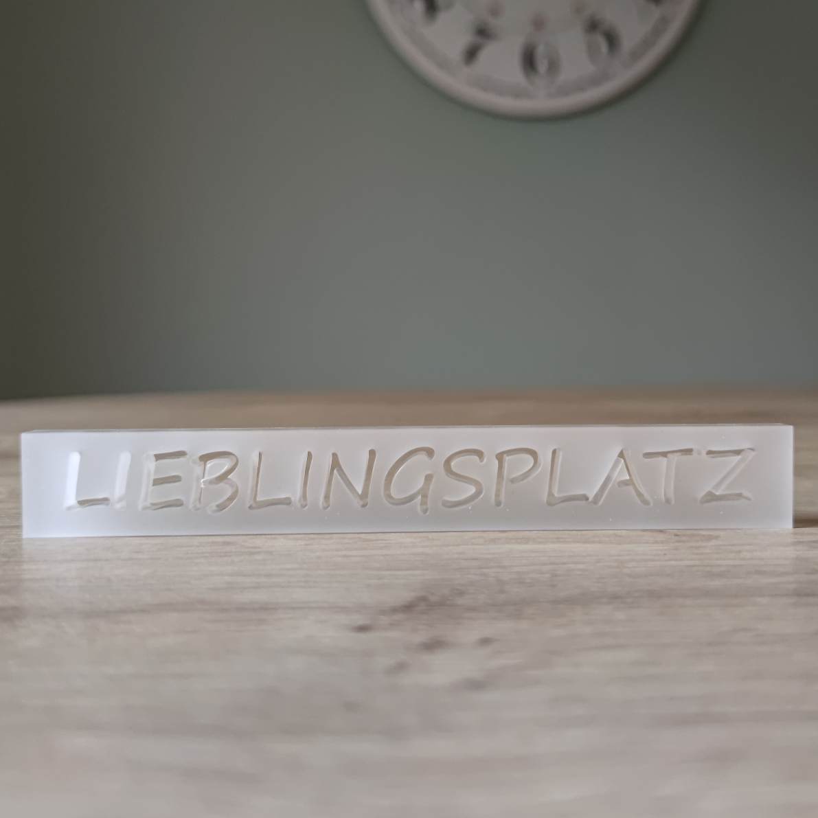 Eleganter Acryl Easy-Stick von Easy-Sticks mit dem Schriftzug 'LIEBLINGSPLATZ' auf attraktivem Untergrund - ideal für Dekoration und DIY-Projekte.