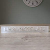 Eleganter Acryl Easy-Stick von Easy-Sticks mit dem Schriftzug 'LIEBLINGSPLATZ' auf attraktivem Untergrund - ideal für Dekoration und DIY-Projekte.