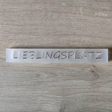 Nahaufnahme des satinierten Acryl Easy-Sticks 'LIEBLINGSPLATZ' von Easy-Sticks, perfekt für kreative Heimdekoration.