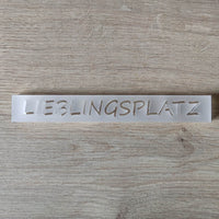 Nahaufnahme des satinierten Acryl Easy-Sticks 'LIEBLINGSPLATZ' von Easy-Sticks, perfekt für kreative Heimdekoration.