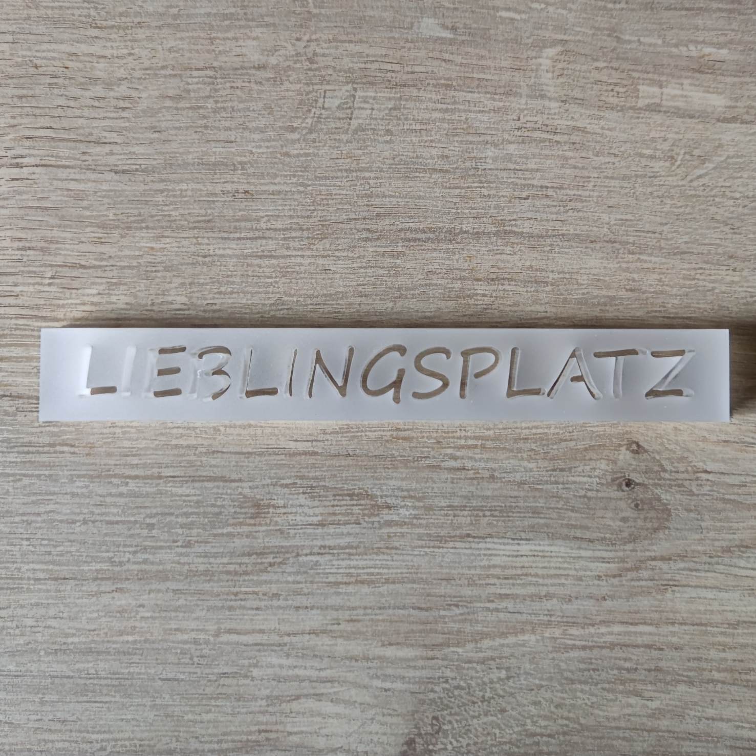 Nahaufnahme des satinierten Acryl Easy-Sticks 'LIEBLINGSPLATZ' von Easy-Sticks, perfekt für kreative Heimdekoration.