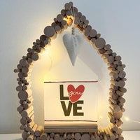 Gemütliche Lichtbox von easy-sticks: DIY Laterne im Holzrahmen, leuchtet sanft und zeigt die Aufschrift ‚I LOVE you‘, kreiert mit der PDF Druckvorlage ‚With Love ...‘