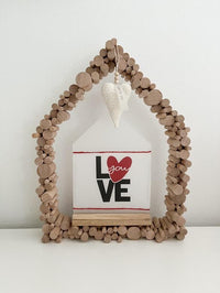 Elegante Lichtbox aus Holz von easy-sticks: Dekorative Laterne mit Herzmotiv und weichem Licht, inspiriert durch die PDF Druckvorlage ‚With Love ...‘