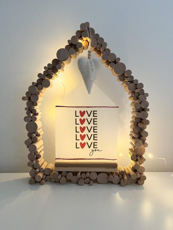 Faszinierende Laterne und Lichtbox von easy-sticks: Stilvolles Design mit der Aufschrift ‚LOVE you‘, geschaffen aus der PDF Druckvorlage ‚With Love ...‘