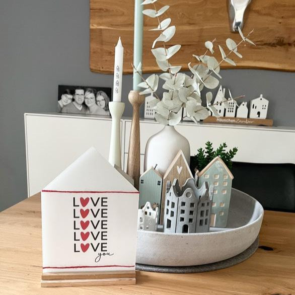 Kreative Anwendung der 'With Love ...' Laterne von Easy-Sticks. Schön dekorierte Lichtbox steht auf einem Tisch, umgeben von stilvollen Dekorationselementen. Perfekte Geschenkidee für besondere Anlässe.