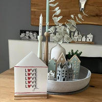 Kreative Geschenkideen von easy-sticks: Stimmungsvolle Laterne im Raum, dekoriert mit Pflanzen und Holzfiguren, aus der PDF Druckvorlage ‚With Love ...‘