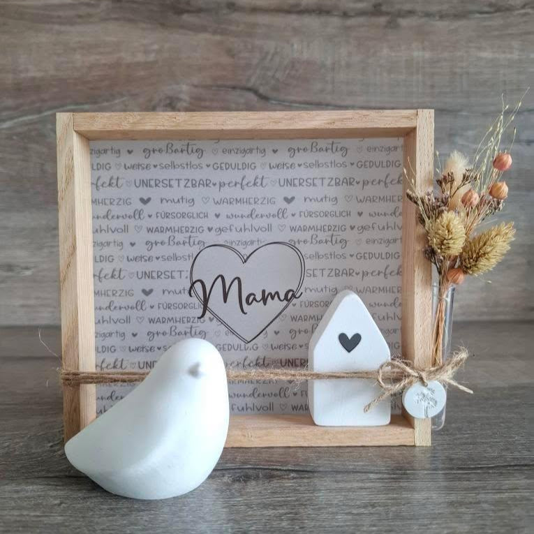 Bezaubernde Dekoration mit einer Mama-Laterne von easy-sticks, präsentiert mit Trockenblumen und einem weißen Vogel, perfekt für ein kreatives DIY-Projekt.