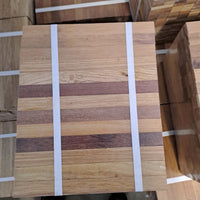 Ein Stapel hochwertiger Easy-Sticks Long aus Cumaru Holz von Easy-Sticks, vorbildlich verpackt, bereit für kreative Bastelprojekte.