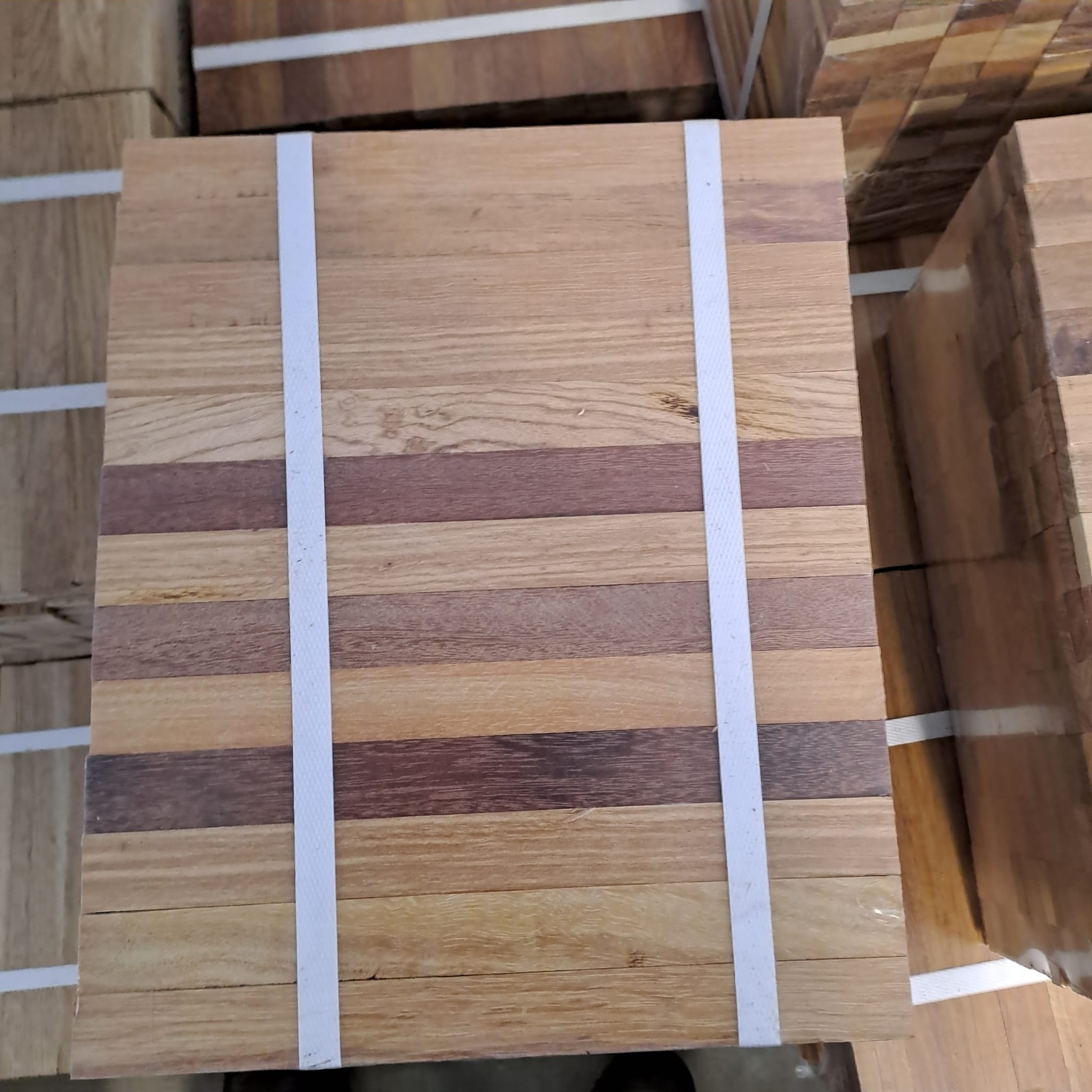 Ein Stapel hochwertiger Easy-Sticks Long aus Cumaru Holz von Easy-Sticks, vorbildlich verpackt, bereit für kreative Bastelprojekte.