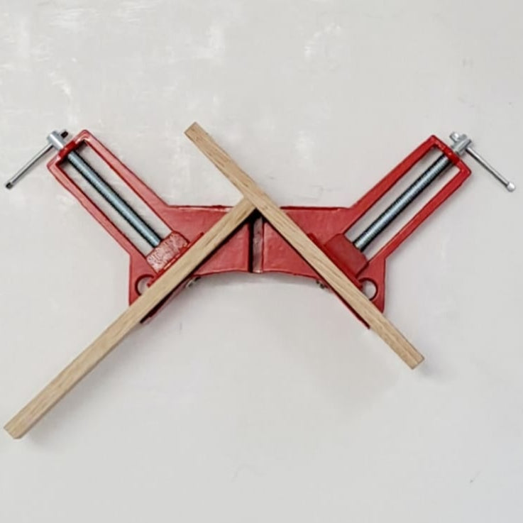 Eindrucksvoller Winkelspanner von Easy-Sticks, perfekt für komplexe Holzarbeiten mit stabilen Klemmen.