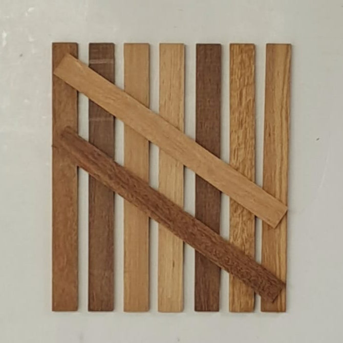 Kreative Bastelideen mit Easy-Sticks Long aus Cumaru Holz von Easy-Sticks, präsentiert in einem eleganten Muster aus unterschiedlichen Holzstreifen.