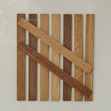 Kreative Bastelideen mit Easy-Sticks Long aus Cumaru Holz von Easy-Sticks, präsentiert in einem eleganten Muster aus unterschiedlichen Holzstreifen.