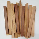 Eine ansprechende Anordnung von Easy-Sticks Long aus Cumaru Holz von Easy-Sticks, ideal zum Basteln, zeigt die verschiedenen Holzfarbtöne.