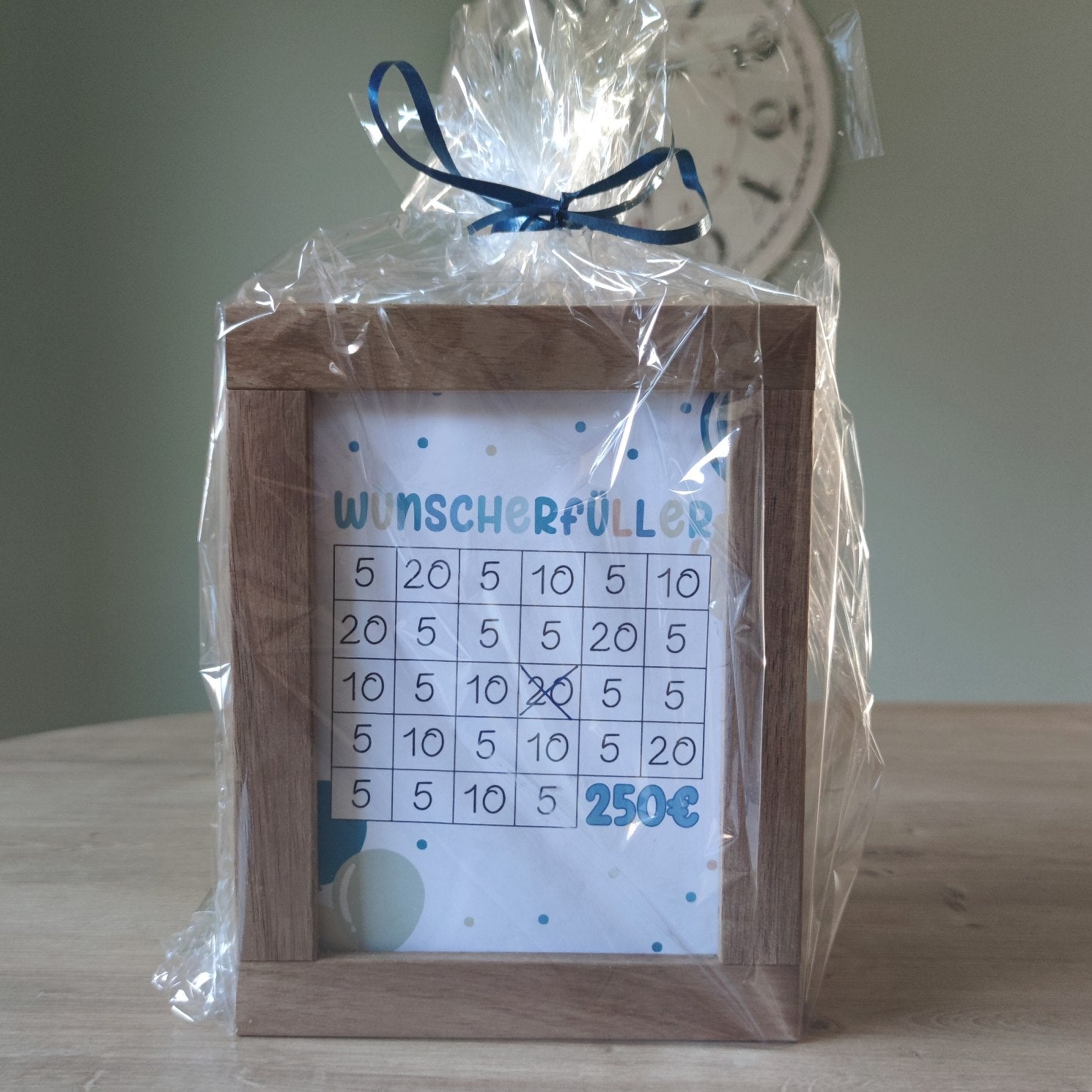 Wunscherfüller PDF für Spardose von easy-sticks, hübsch verpackt mit Geschenkfolie und Schleife. Ein ideales Geschenk für Geburtstage und besondere Anlässe für Kinder.